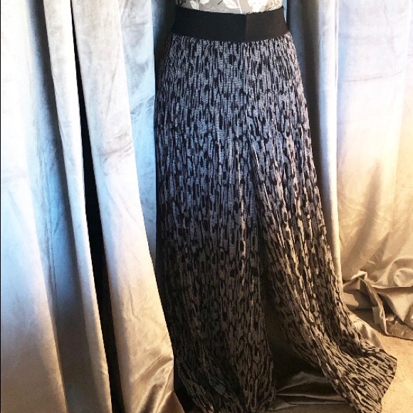 Pleated Palazzo Pant. - Picture 2 of 3